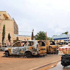 Ausgebrannte Wagen vor der Parteizentrale des abgesetzten Präsidenten Bazoum. Ein Ultimatum von Ecowas haben die Putschisten auch am Montag ignoriert. 