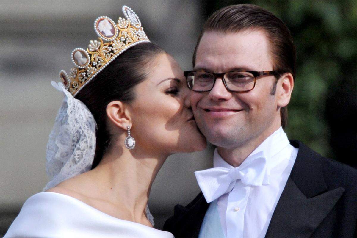 "Bis dass der Tod uns scheidet", eine wiederkehrende Phrase im verflossenen Jahr. Wir starten mit der Hochzeit des Jahres. Public Viewing, Souvenirs, Millionen vor den Fernsehgeräten: Am 19. Juni 2010 sagten Prinzessin Victoria von Schweden und ihr ehemaliger Fitnesstrainer Prinz Daniel Westling in Stockholm "Ja" zueinander.