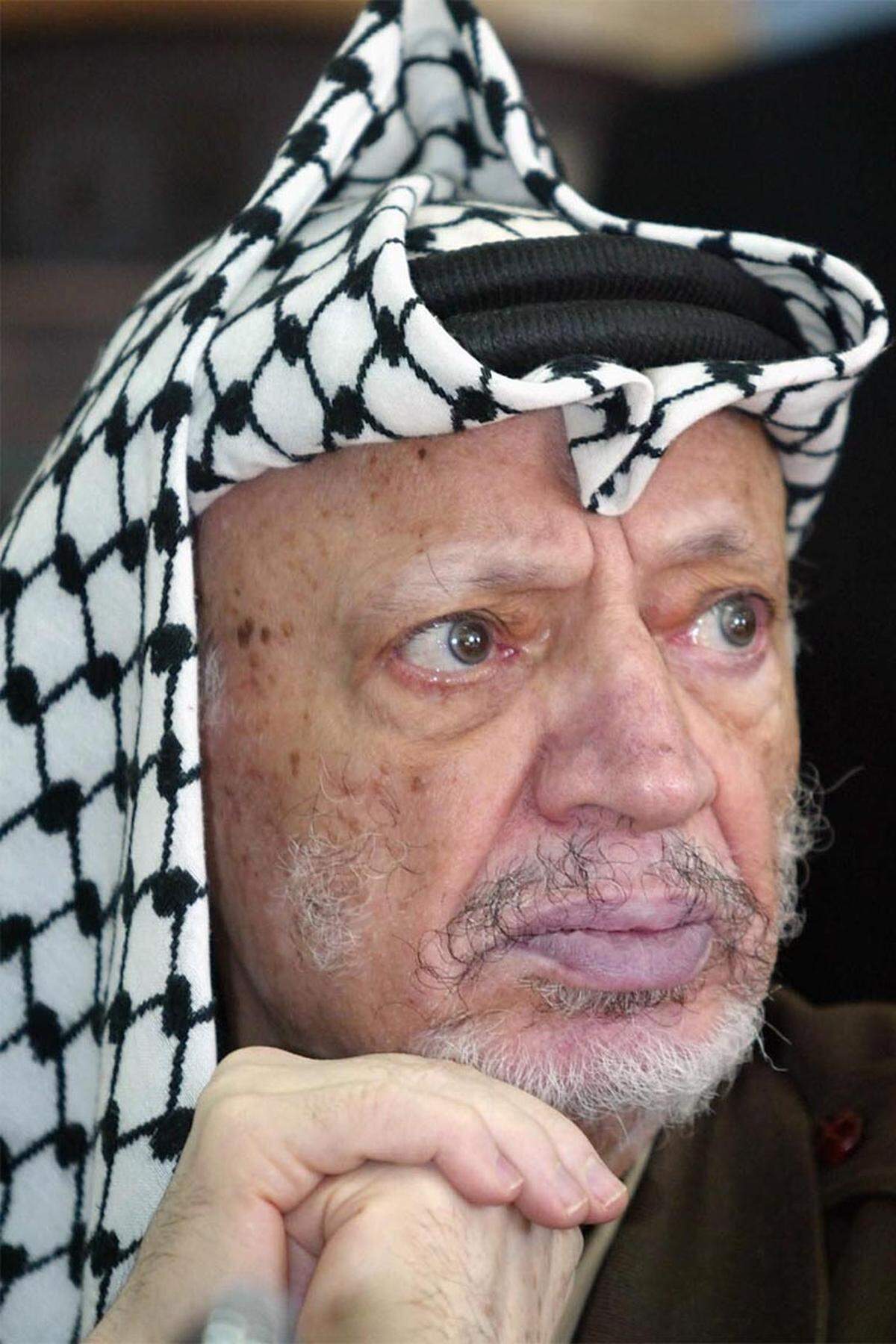 Yasser Arafat, stets in Uniform gekleidet, mit schwarz-weiß-karierter Keffiya und Stoppelbart, hatte sein Leben "der palästinensischen Sache" gewidmet.