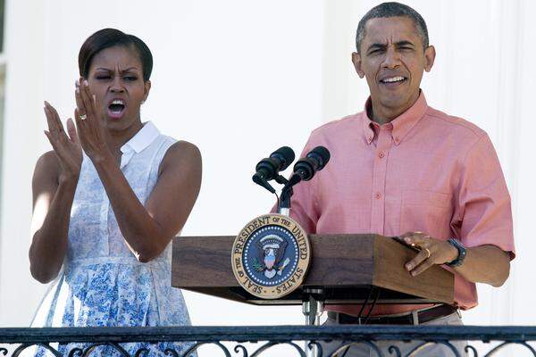 Auch US-Präsident Barack Obama und First Lady Michelle haben Herzogin Kate und Prinz William zur Geburt ihres ersten Kindes gratuliert. "Wir wünschen ihnen all die Freude und den Segen, den Elternschaft mit sich bringt", teilte das Weiße Haus am Montag (Ortszeit) zur Geburt des Thronfolgers mit.