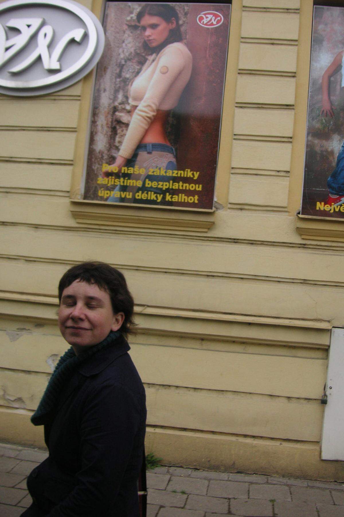 Frauen auf der Straße tun in Mikulov ihr bestes, um die Plakatwerbung zu imitieren …