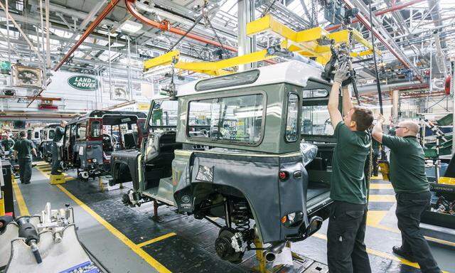 Autoproduktion wie vor 50 Jahren: Beim Land Rover Defender wird noch zugepackt, nicht robotisiert – ein paar Wochen noch. 