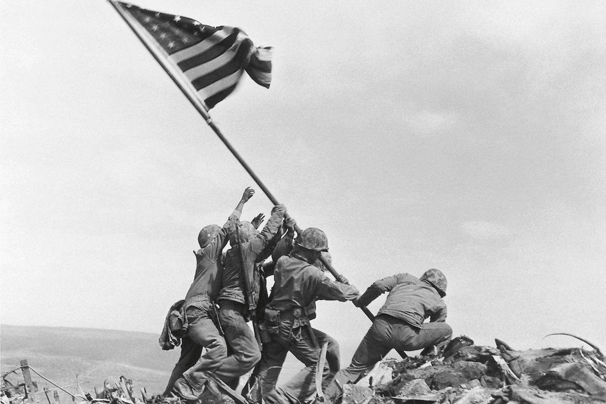 Über 37 Tage lang kämpften im Februar und März 1945 US-Marines gegen Japaner. Ziel der Amerikaner war es, die 1000 Kilometer südlich von Tokio gelegene Insel Iwo Jima ("Schwefelinsel") zu erobern, um dort einen Luftwaffenstützpunkt einzurichten. Bei der enorm blutigen Schlacht starben knapp 7000 US-Soldaten sowie fast alle der 21.000 eingesetzten japanischen Verteidiger. Am 23. Februar, als der Kampf von den US-Soldaten noch lange nicht gewonnen war, entstand eines der bekanntesten Bilder der "Pazifikfront": Als ein Trupp die höchste Erhebung der Insel erreichte - den erloschenen Vulkan Suribachi - hisste er dort die amerikanische Flagge.&gt;&gt; Ein Flaggentausch schreibt Geschichte