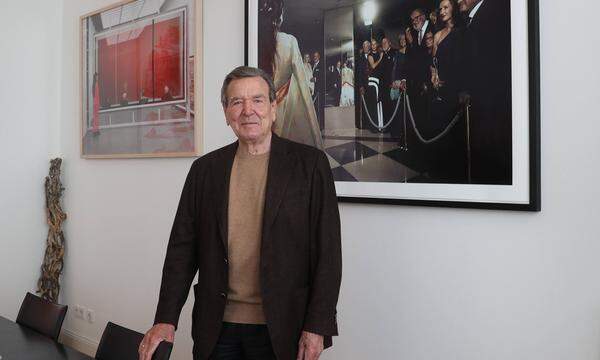 Deutschlands Ex-Bundeskanzler Gerhard Schröder (im Bild in seiner Kanzlei in Hannover) wird am 7. April 80 Jahre alt.