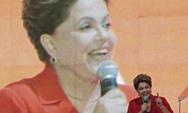 Dilma Rousseff überreicht WM-Pokal 