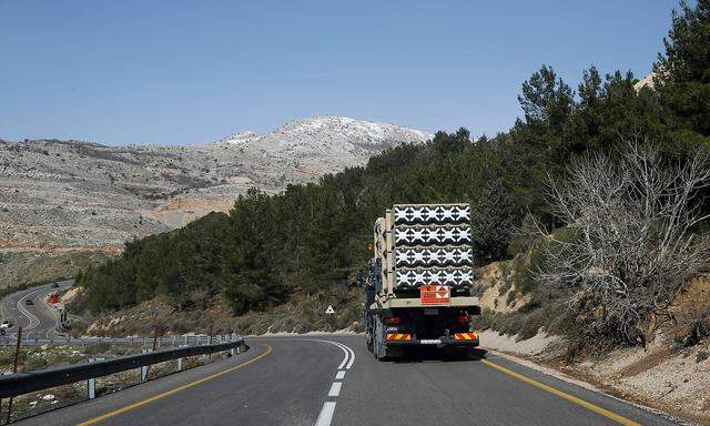 Ein Lkw transportiert Munition für das israelische Luftabwehrsystem "Eisenkuppel" auf den Golanhöhen.