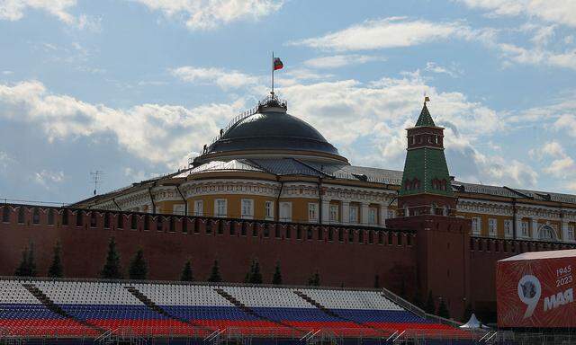People gather on the dome of the Kremlin Senate building in central Moscow