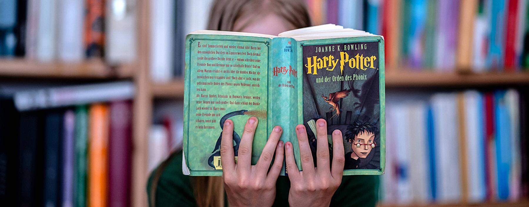 19. Juli 2020: Dresden (Sachsen), Literatur: Ein Maedchen liest das Buch Harry Potter und der Orden des Phoenix von Joan