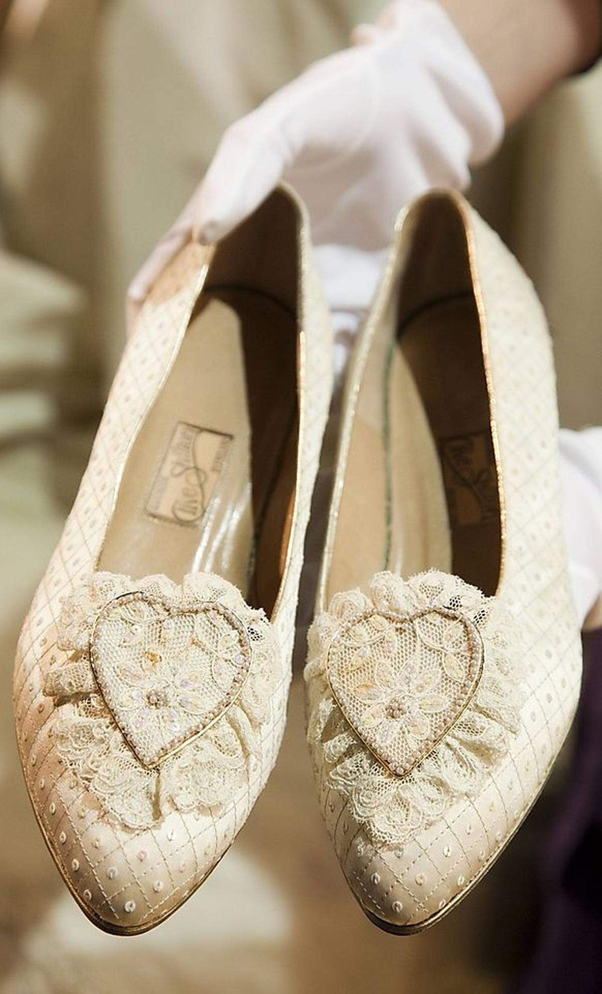 Selbst bei der Hochzeit trug Lady Diana flache Schuhe, um Charles nicht zu überthronen - ein Fan hoher Schuhe wurde die knapp 1,80 Meter Große ohnehin nie.
