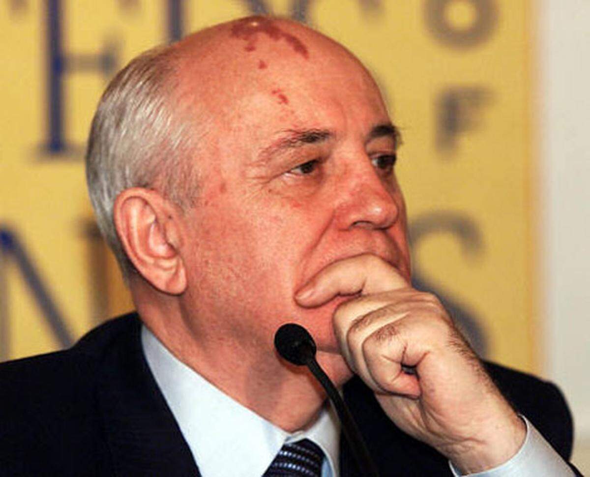 Michail Gorbatschow (sowjetischer Präsident von 1989 bis 1991) leitete durch seine Politik der Glasnost (Offenheit) und der Perestroika (Umbau) das Ende des Kalten Krieges ein und wurde dafür mit dem Friedensnobelpreis ausgezeichnet.