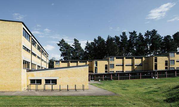 Die von Hannes Meyer und Hans Wittwer konziptierte und 1930 fertig gestellte Bundesschule des ADGB in Bernau bei Berlin ist ein Bauhaus-Werk in Dessau.