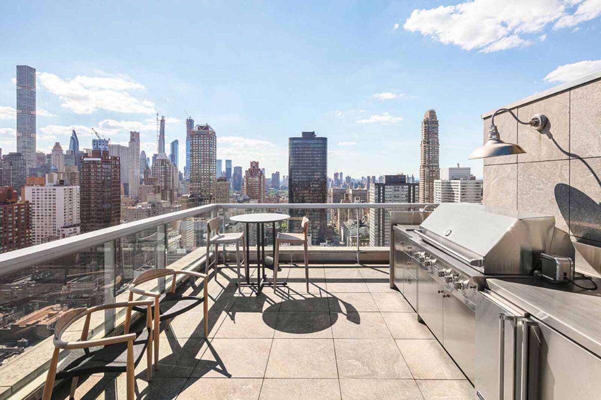 Über den Dächern von Manhattan bietet dieses Penthouse einen beeindruckenden Blick auf die Skyline. Da bleibt am Ende nur noch die Frage, warum Jennifer Lawrence sie offensichtlich so dringend loswerden möchte. >> Link: www.toptenrealestatedeals.com