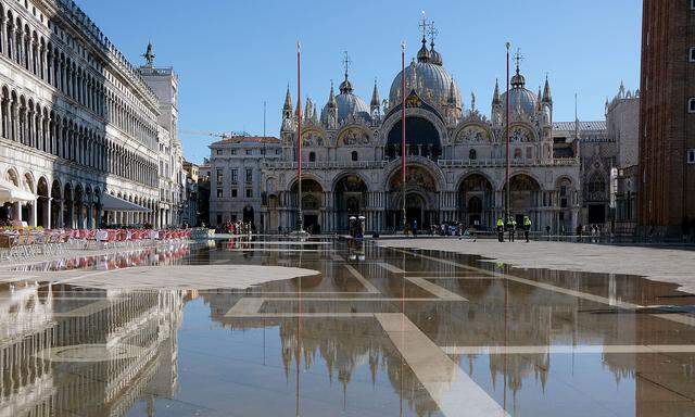 A view of an empty St. Mark´s square as the Italian government prepares to adopt new measures to contain the spread of coronavirus in Veni