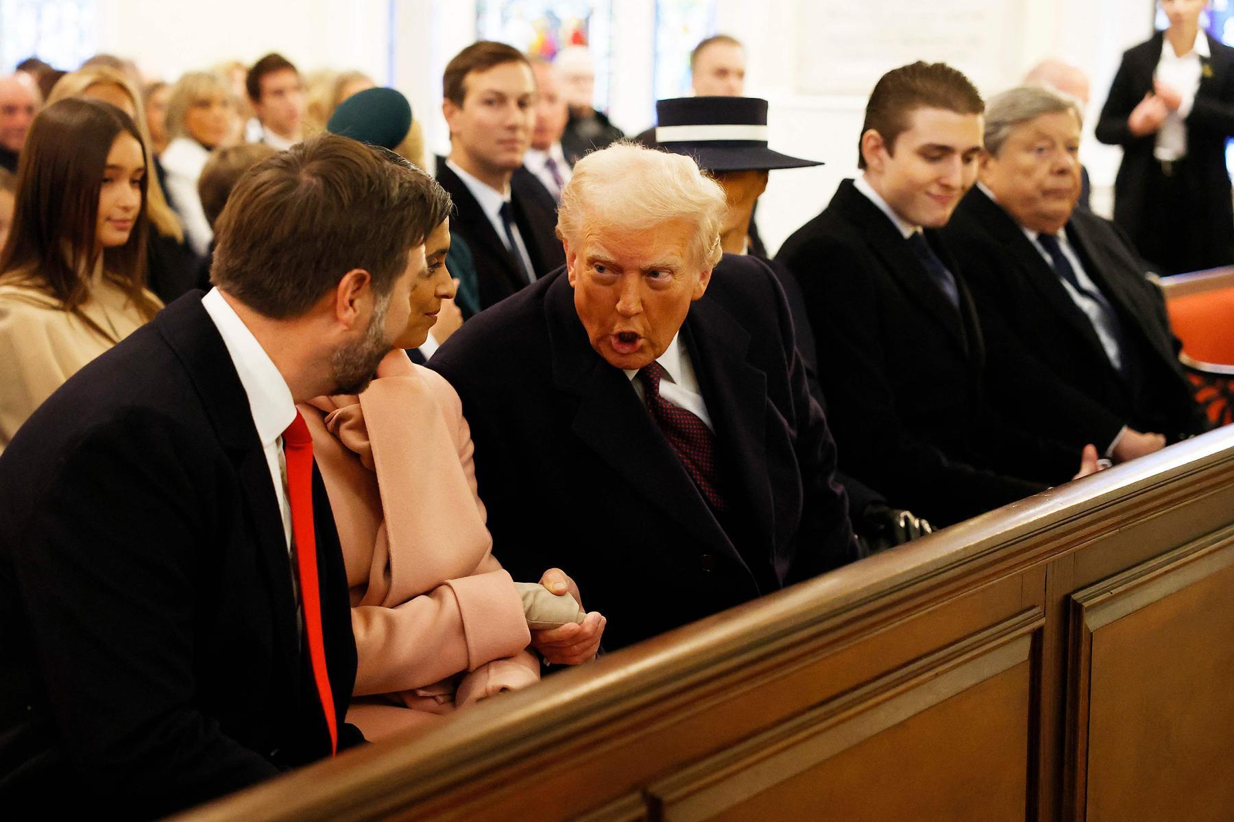 Der Tag begann mit einem Gottesdienst in St. John‘s. Von links: Vizepräsident JD Vance, dessen Frau Usha, Donald Trump mit Melania und Sohn Barron.