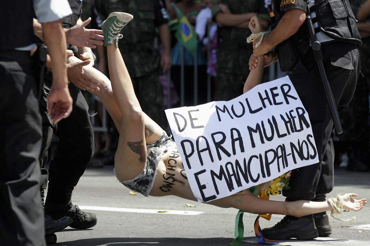 Die Gruppe Femen ist für ihre öffentlichen Protestaktionen, bei denen die Frauen in der Regel nur halb oder leicht bekleidet sind, in Russland, der Ukraine, aber auch in anderen Ländern bekannt. (Im Bild: Eine Aktivistin bei ihrer Verhaftung in Brasilien)