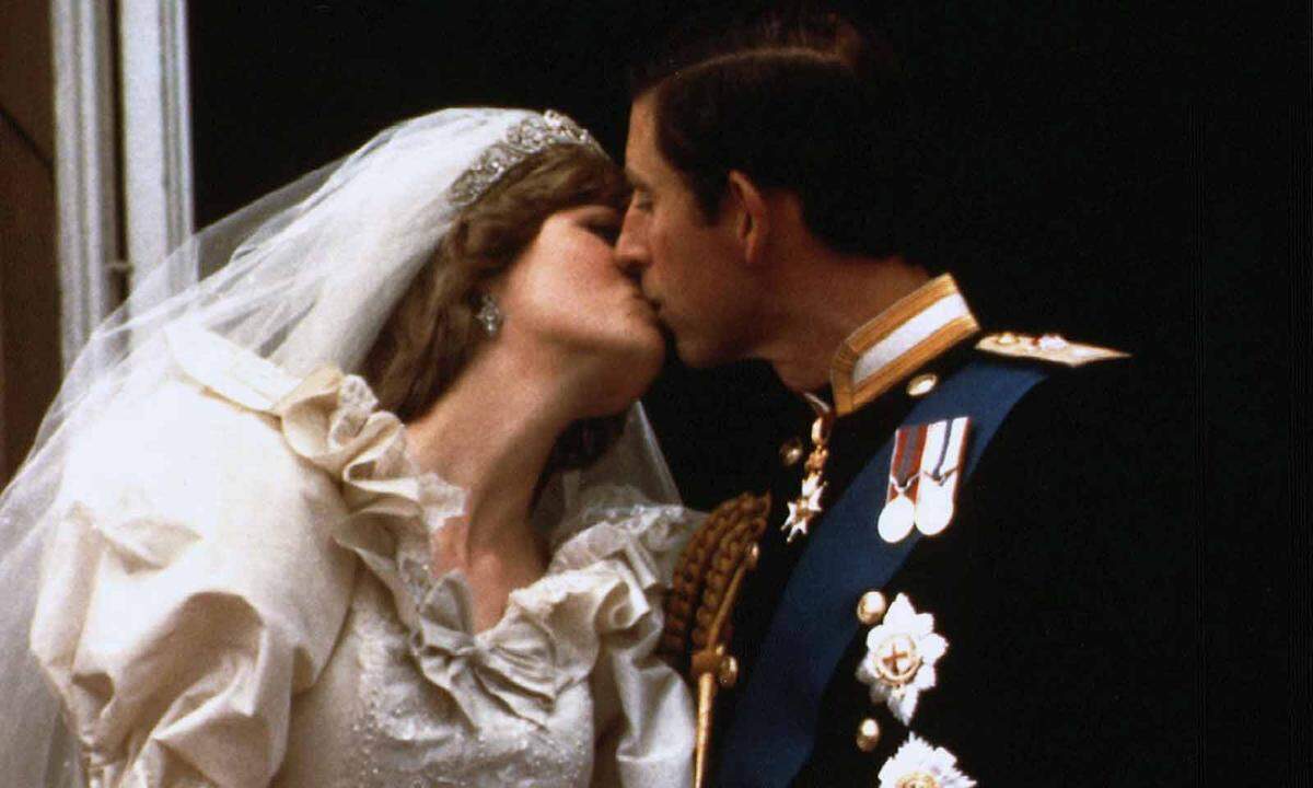 Charles und Diana drückten ihre Lippen dagegen nur ganze 0,4 Sekunden aufeinander.