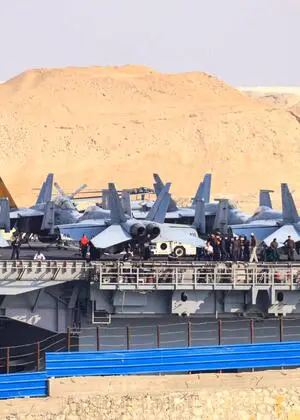 Ein US-amerikanischer Flugzeugträger passiert den Suezkanal. 