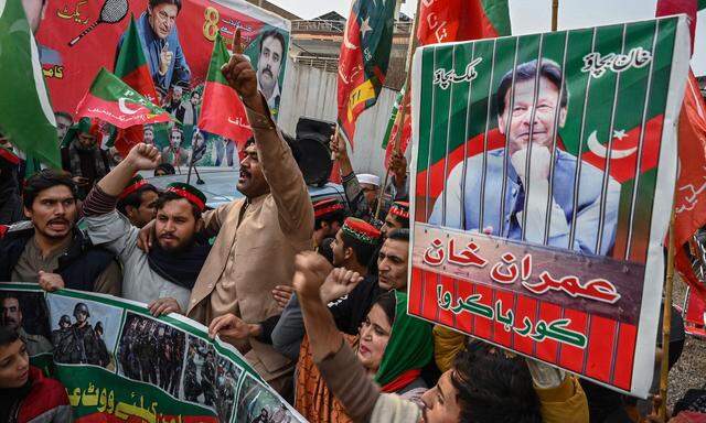 Anhänger des inhaftierten
Ex-Premiers Imran Khan (r.) fordern in Peschawar seine Freilassung.