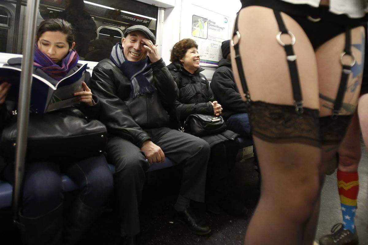 Ohne Hose in die U-Bahn? In mehreren Städten weltweit ist am Sonntag der "No Pants Subway Ride" begangen worden. Im Bild: U-Bahn in New York
