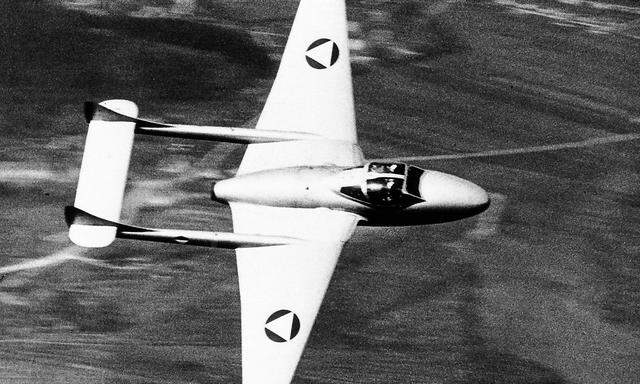 Das erste Düsenkampfflugzeug Österreichs: die britische "Vampire" von de Havilland.