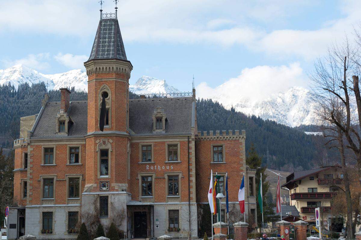 Skitourismus wird in Österreich groß geschrieben. Die einstige Bergbaustadt Schladming verbindet vier Skigebiete und bietet somit erstklassige Abfahrten.