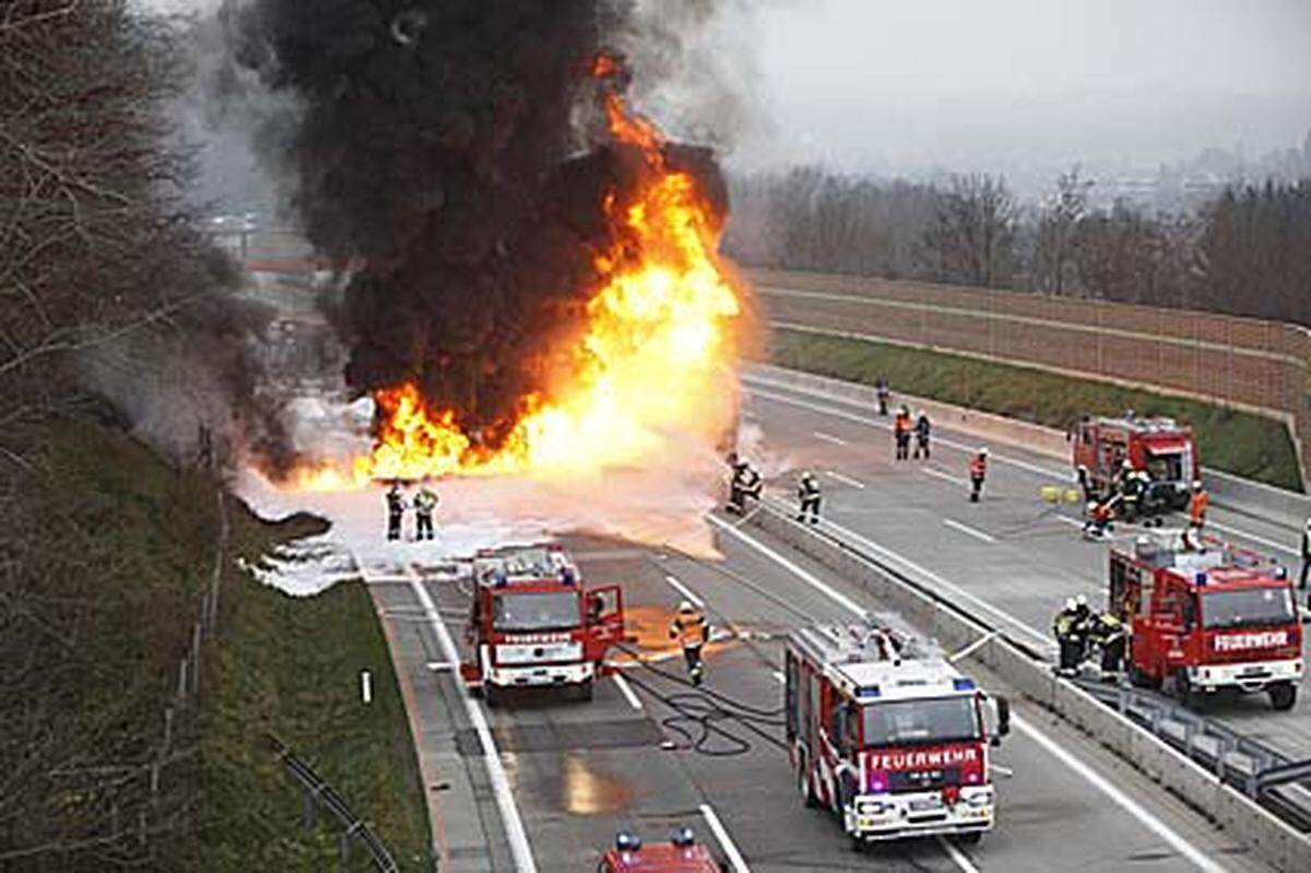 Nach einem Unfall auf der Südautobahn (A2) auf der Laßnitzhöhe bei Graz ist ein Tankwagen in Brand geraten.