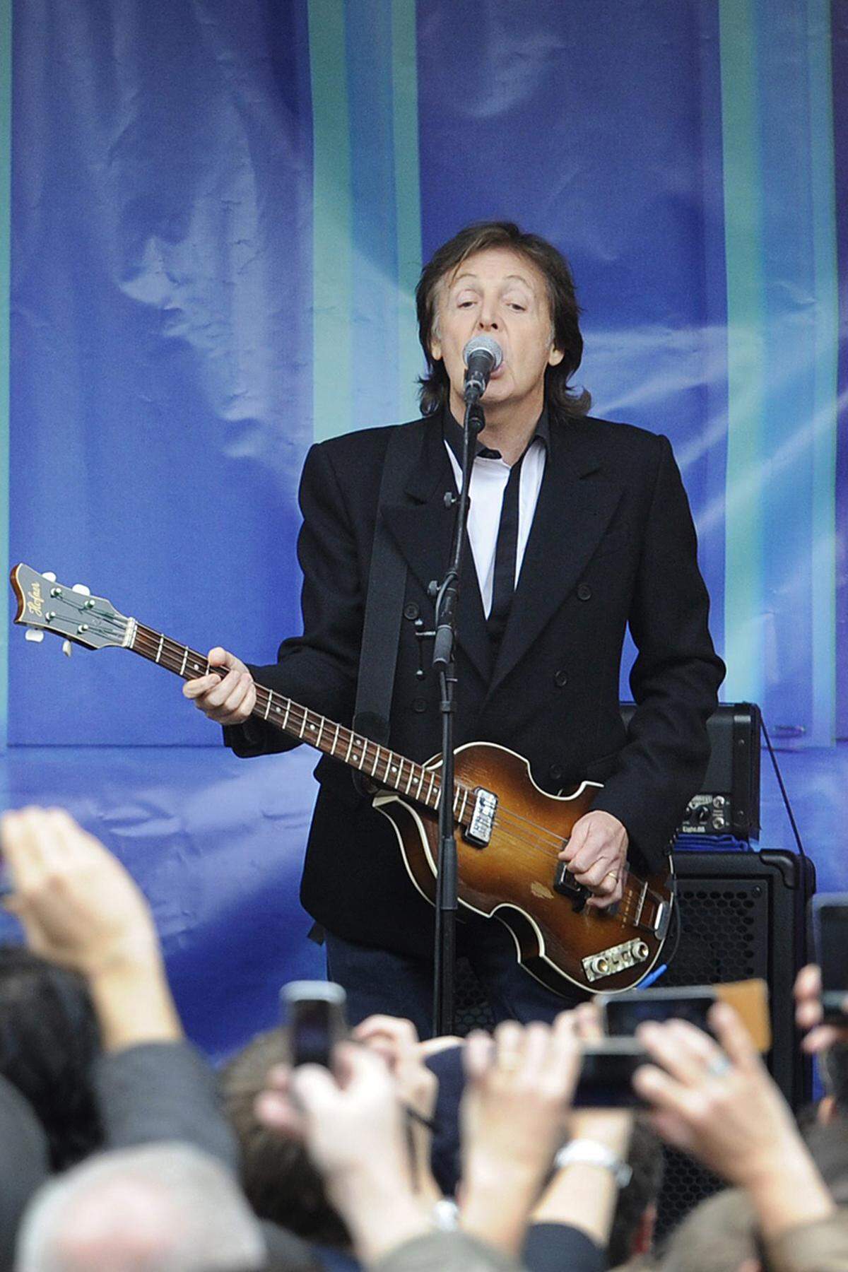 Nicht unter die zehn Meistverdiener schaffte es Ex-Beatle Paul McCartney, der immerhin 34 Millionen von Juni 2012 bis Juni 2013 verdient hat. Die Liste der Topverdiener - von Platz zehn bis Platz eins: