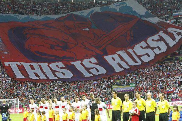 Auch im Stadion wurde kurz vor Spielbeginn noch provoziert: Während der Nationalhymnen vor dem Anpfiff enthüllten russische Fans eine riesige Flagge mit einer martialischen Figurund der Aufschrift "This is Russia".