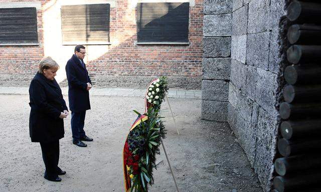 Merkel und Morawiecki vor der Schwarzen Wand im Stammlager Auschwitz.