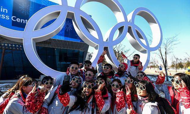 Südkoreaner machen Selfies vor den Olympischen Ringen