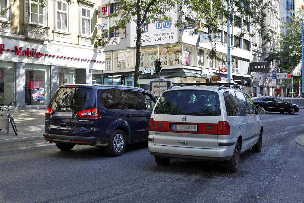 Auf dem Weg Richtung Innere Stadt endet die erste Begegnungszone bei der Andreasgasse. Autofahrer, die in die Begegnungszone eingefahren waren, müssen hier umdrehen. Der Beginn der Fußgängerzone ist zugleich eine Sackgasse, in die Andreasgasse darf nur einfahren, wer dort in die Parkgarage muss.