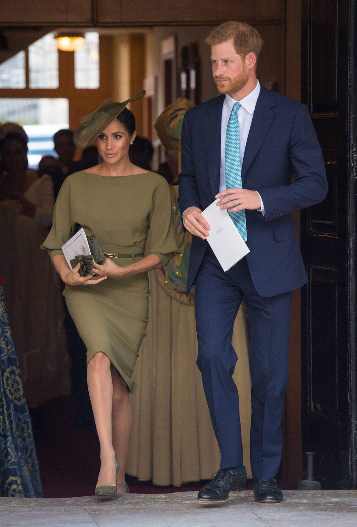 Herzogin Meghan von Sussex wählte für die Taufe ein olivgrünes Kleid von Ralph Lauren und einen gleichfarbigen Hut von Stephen Jones.