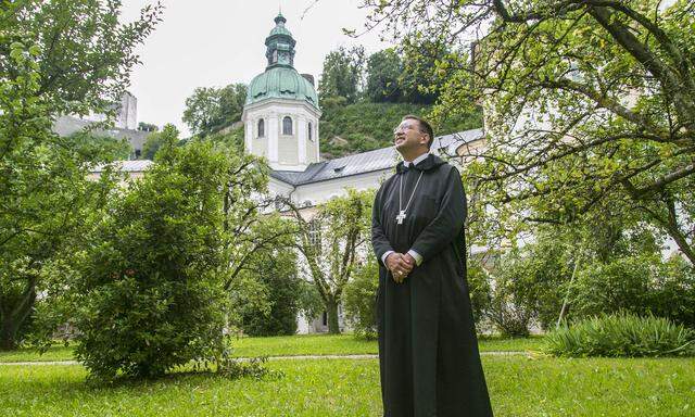 Risse, Nässe: Der Zustand der Stiftskirche macht Erzabt Korbinian Birnbacher Sorgen.