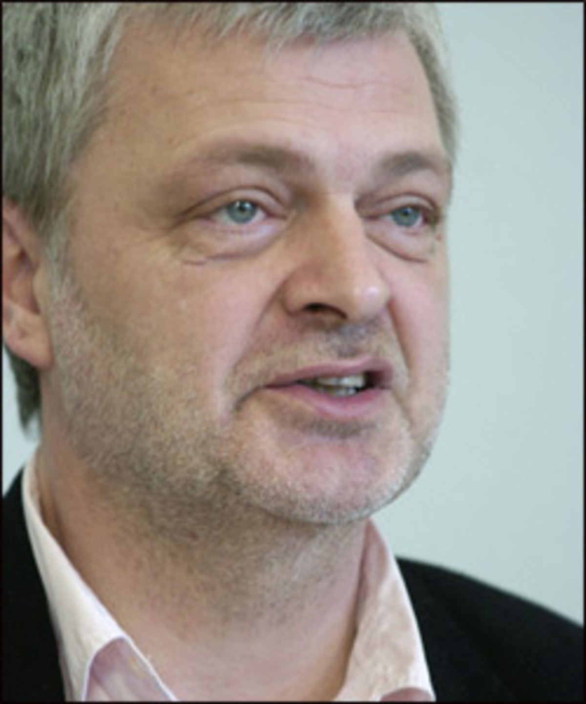 "Es sind zwar schon 20 Jahre seit diesen Fotos vergangen, Straches Sprache und seine politischen Inhalte sowie die Teilnahme an Säbelduellen weisen immer noch eine deutliche Nähe zu rechtsextremem Gedankengut auf."Der stellvertretende Grüne Klubobmann Karl Öllinger