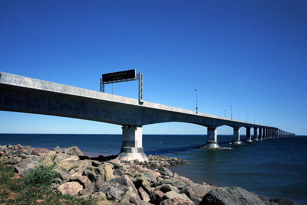 Die Confederation Bridge verbindet Kanadas kleinste Provinz, die Insel Prince Edward Island, mit der auf dem Festland befindlichen Provinz New Brunswick. Die Kastenträgerbrücke gehört zu den längsten ihrer Art.