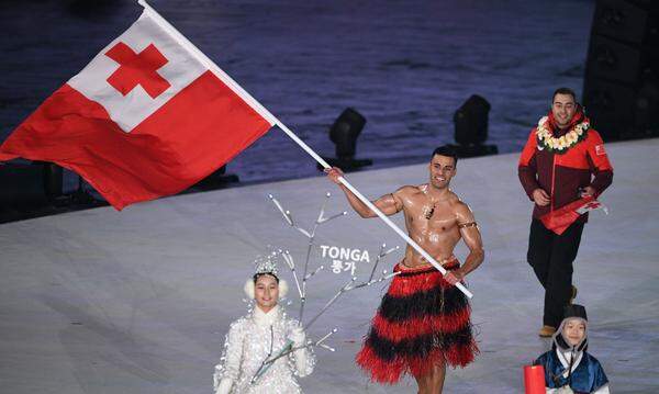 Pita Taufatofua aus Tonga kennt keine Schmerzen, er lief bei der Eröffnungsfeier in Pyeongchang in Bastrock und Flip-Flop auf. Mehr ...