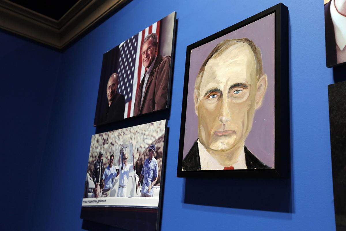 Der frühere US-Präsident George W. Bush malt gerne Porträts von Staats- und Regierungschefs. Jetzt sind mehr als 20 Werke des "Schönfärbers" im Museum der Bush-Familie in Dallas erstmals zu sehen.Ein Porträt des russischen Präsidenten Wladimir Putin.