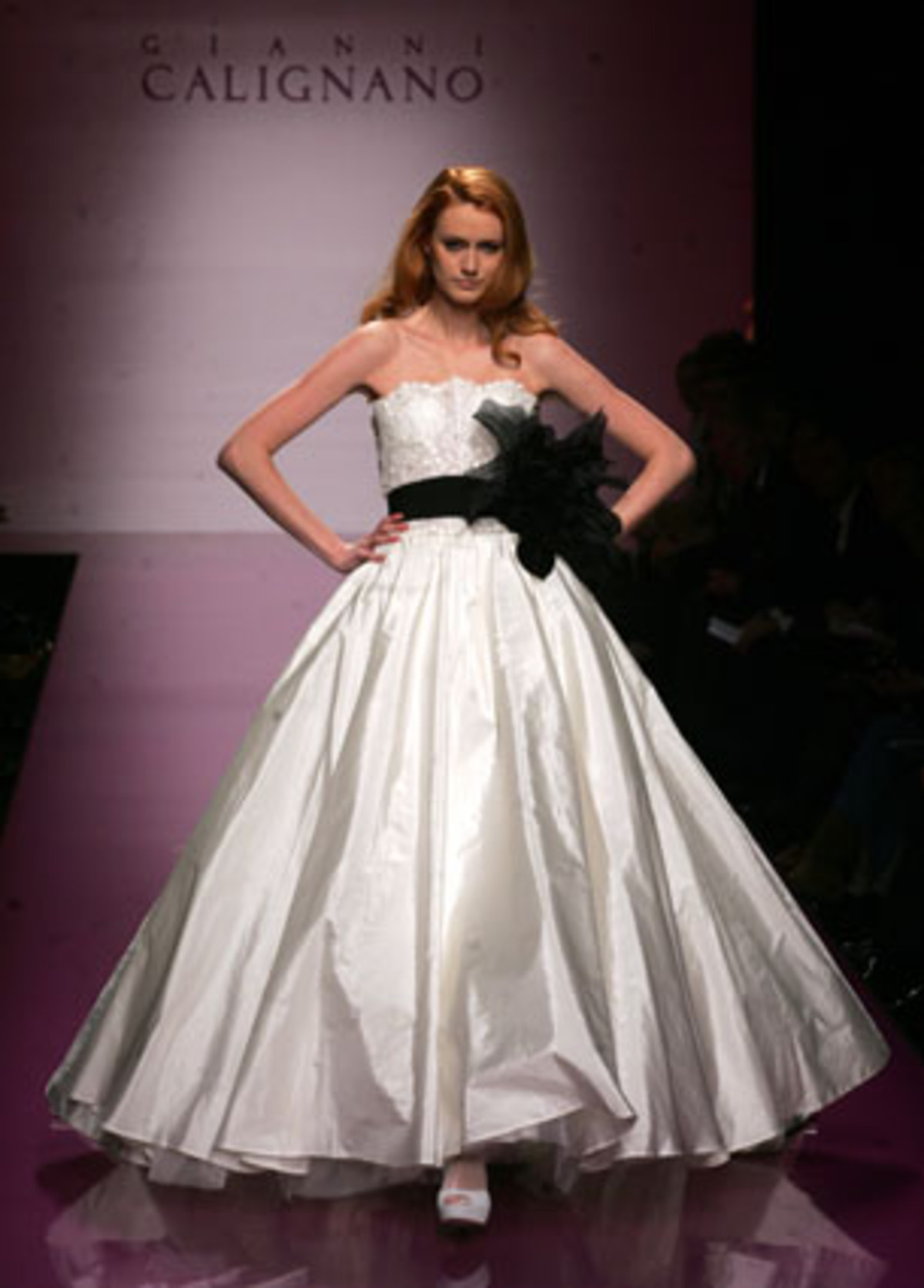 Nachfolgend nun weitere Bilder von Brautmodentrends aus Paris und Rom.Bild: Eine Kreation von Gianni Calignano