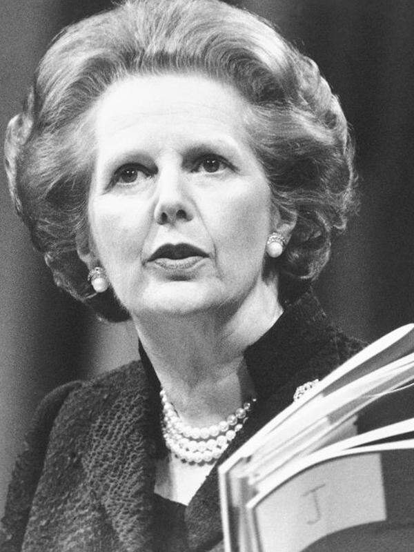 Thatcher privatisierte ganze Industriezweige, senkte die Steuern für Unternehmer und Besserverdienende, schlug Streiks gnadenlos nieder. Partei- und regierungsinterne Kritiker verdrängte Thatcher von ihren Posten.