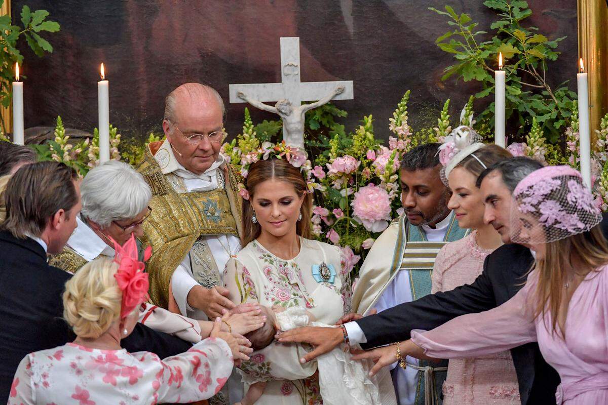 Bei der Taufe in der Schlosskirche von Drottningholm am Wohnsitz des Königspaares saßen deshalb richtig viele Kinder in der ersten Reihe.