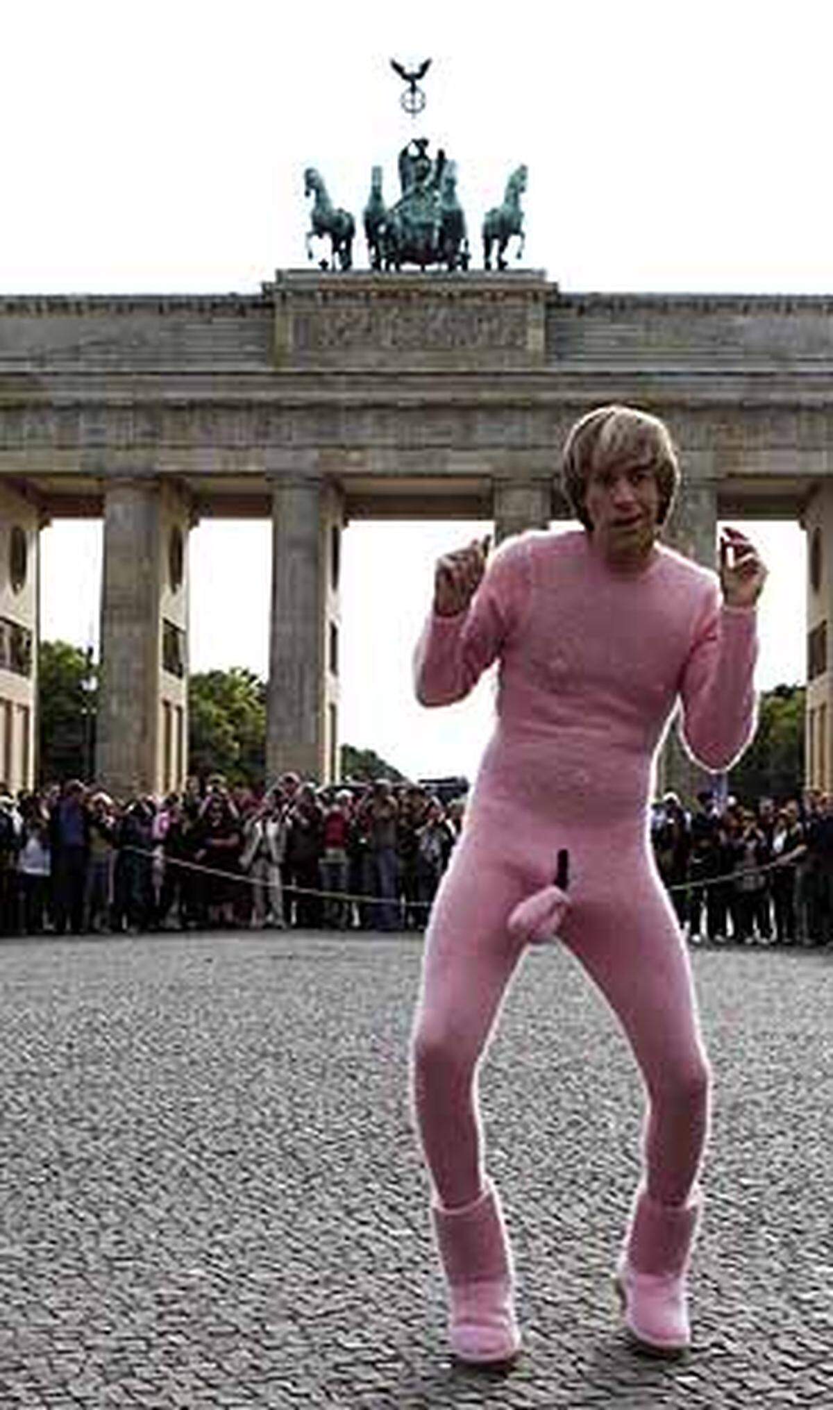 ... vor dem Berliner Brandenburger Tor posiert er als rosa Ferkel.
