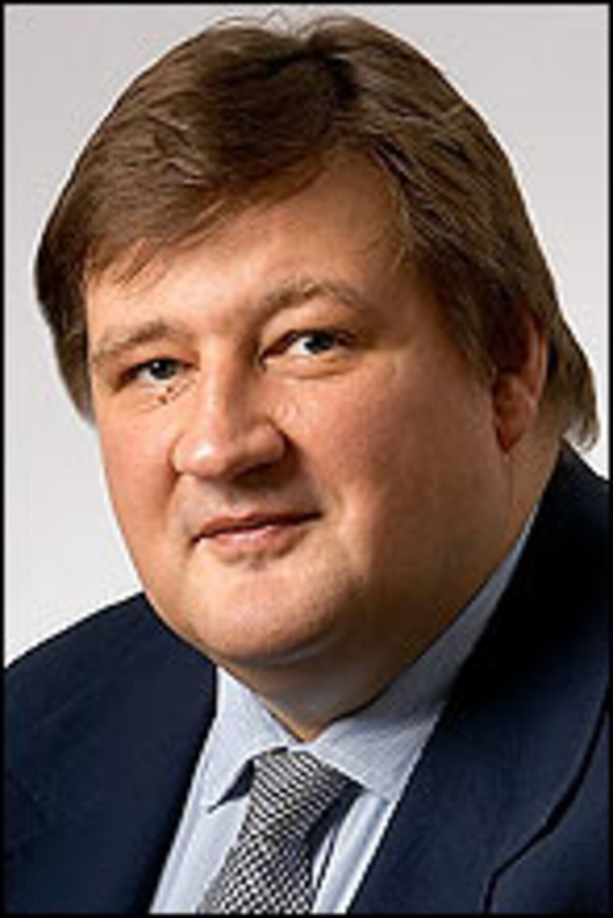 Der 41-jährige gebürtige Salzburger Thomas Weinek weist langjährige IT-Erfahrung auf. Er startete seine berufliche Laufbahn bei der Management Data in Salzburg und wechselte 1994 zu Rank Xerox. 1998 zog er nach Wien und wurde Sales Manager bei Sterling Commerce.