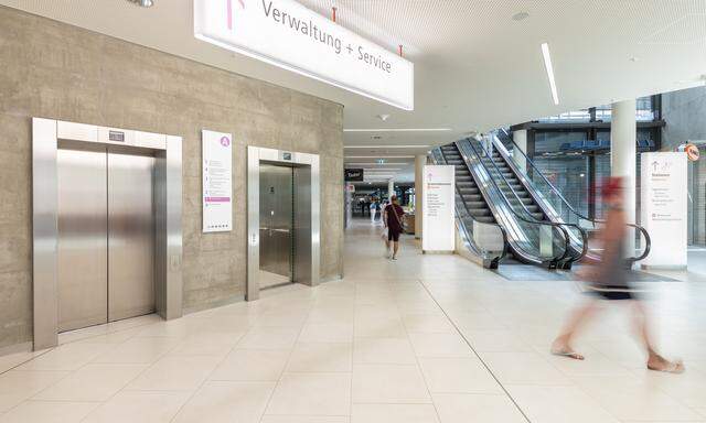Die Fahrstühle im neuen Krankenhaus Nord in Wien kommunizieren untereinander und mit dem fahrerlosen Transportsystem.