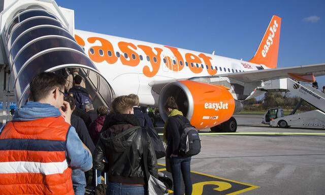 Passagiere besteigen ein Flugzeug von easyJet auf dem Flughafen Berlin Schoenefeld Berlin Deutschl