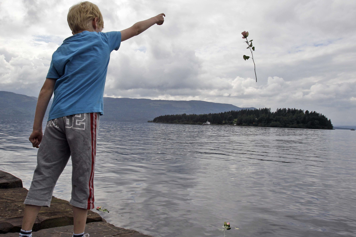 Nach dem Bombenanschlag übersetzt Breivik als Polizist verkleidet auf die nahe Oslo gelegene Insel Utoya, wo er 69 Teilnehmer eines sozialdemokratischen Jugendlagers erschießt. In einem Manifest begründet der 32-Jährige seine Tat mit seiner Ablehnung des "Islamismus und Kulturmarxismus". Breivik sitzt in U-Haft, ein Gerichtspsychiater stuft ihn als unzurechnungsfähig ein.