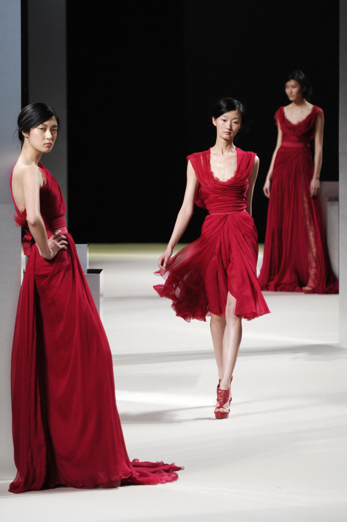 Aufwendig bestickt zeigt Eli Saab wieder makellos schöne Abendroben, die für die Ewigkeit gemacht sind.