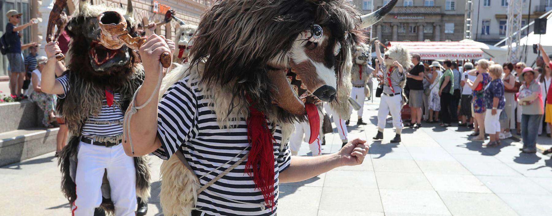 Oberhalb des Gesäßes trägt jeder Zvončari (sprich: Swonschari) eine riesige Kuhglocke, die bis zu sechs Kilo wiegt. Die Männer tragen selbst hergestellte Masken. 