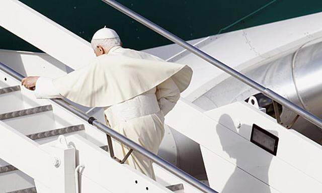 Papst Benedikt bricht zu seiner Reise nach Lateinamerika auf.