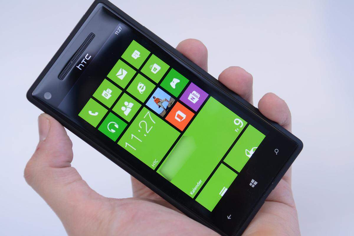 Nach dem Einschalten begrüßt den Nutzer die neue Oberfläche von Windows Phone 8. Der Platz für Live Tiles wurde vergrößert und selbige können nun auch in der Größe verändert werden.