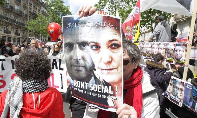 Eine Demonstrantin hält ein Plakat gegen Le Pen und Macron in die Höhe.